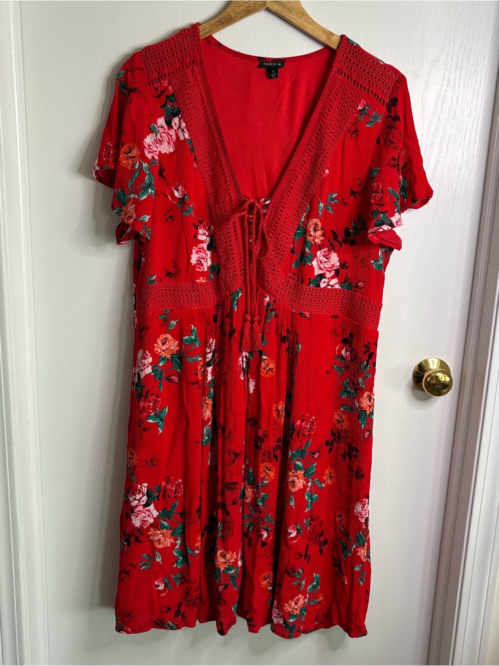 Torrid Sz 1X Red Floral V-Neck Tie Front Knee Dress Flutter Sleeve Romantic Lace